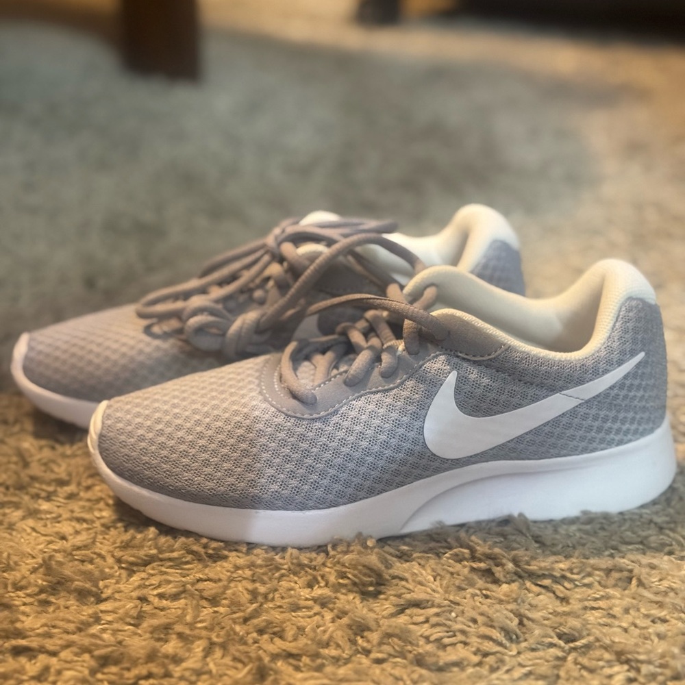 New Nike Tanjun Running Shoes in Wolf Grey / White